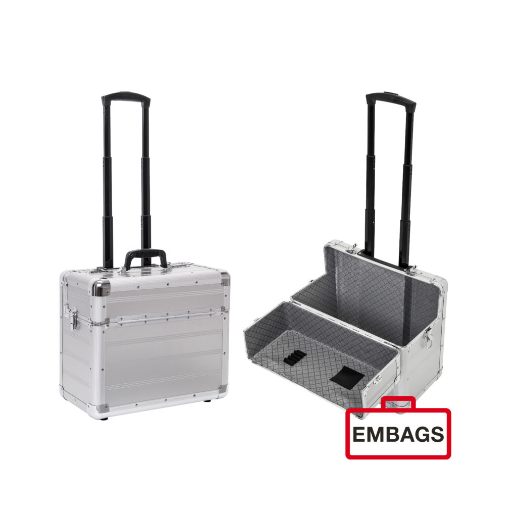 Abgebildet sind zwei silberne Aluminiumkoffer mit schwarzen Griffen und Rollen. Ein Koffer ist geschlossen, der andere ist geöffnet und gibt den Blick auf eine individuell gepolsterte Schaumstoffeinlage frei. Der Markenname EMBAGS erscheint in einem rot umrandeten weißen Kasten unten rechts.