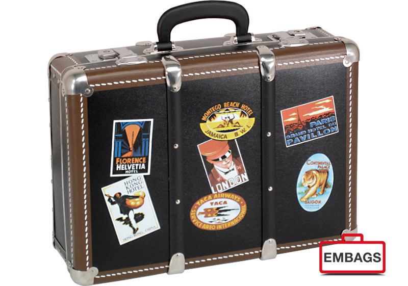 Embags Ein schwarzer Vintage-Koffer mit Reiseaufklebern aus verschiedenen Städten, aufrecht stehend mit einem Griff an der Oberseite.
