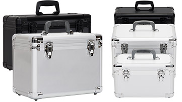 Drei Hartschalenkoffer sind abgebildet: ein großer schwarzer Koffer mit einem Griff auf der Rückseite und zwei gestapelte, glänzende Aluminiumkoffer mit Chromakzenten und Griffen auf der Vorderseite, alle vor einem schlichten weißen Hintergrund.