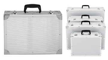 Embags Abgebildet sind vier silberne Aluminiumkoffer in verschiedenen Größen. Links ist der größte Koffer, nach vorne gerichtet, mit einem schwarzen Griff. Rechts sind drei weitere, in abnehmender Größe gestapelt - perfekt für individuelle B2B-Bedürfnisse - mit verstärkten Ecken und schwarzen Griffen.