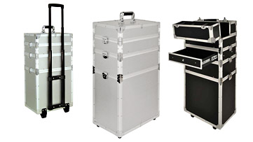 Drei Ansichten eines großen, silbernen Aluminiumkoffers mit schwarzen Zierleisten und Metallkanten: eine mit ausgezogenem Teleskopgriff, eine geschlossene und eine geöffnete mit individuell angeordneten Schaumstoffeinlage-Trays und Schubladen zur organisierten Aufbewahrung.