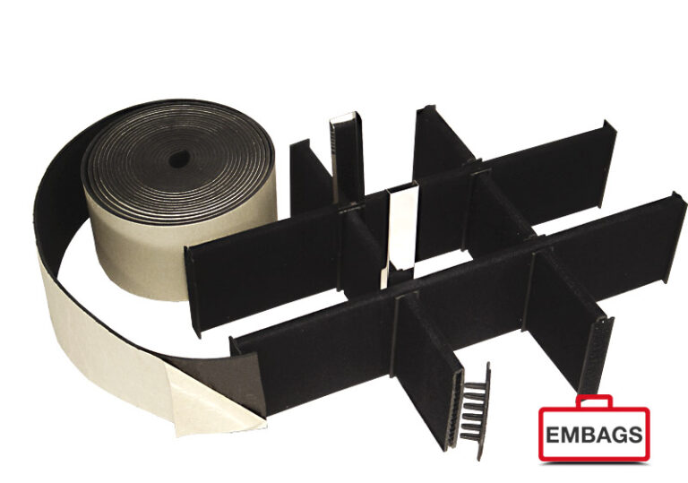 Eine Rolle schwarzes Schaumstoffklebeband mit ablösbarem Kleberücken liegt neben mehreren schwarzen Schaumstoffteilern, die in einem Raster angeordnet sind - perfekt für individuelle Schutzkofferlösungen. In der unteren rechten Ecke ist ein kleines weiß-rotes "EMBAGS"-Kofferlogo zu sehen.