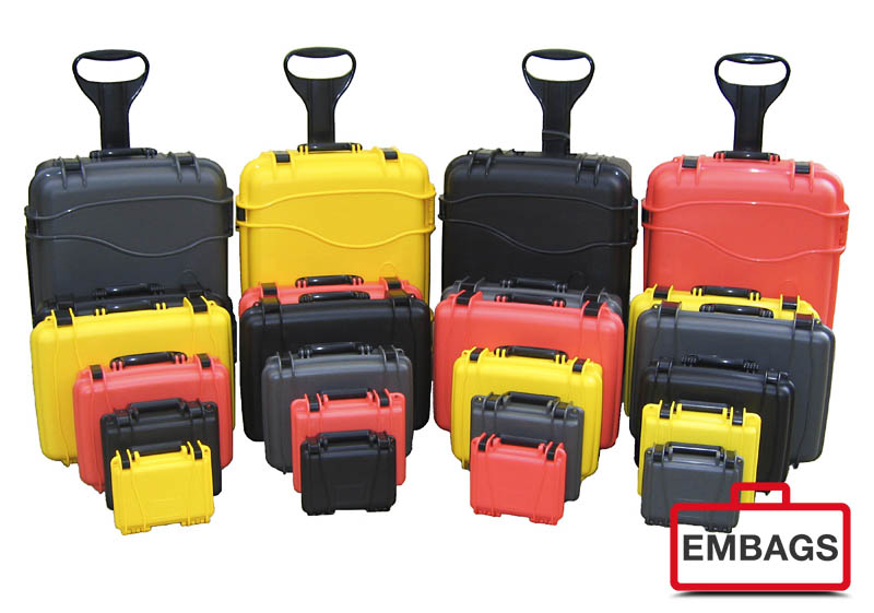 Bordcase Aluminium Trolley Mehrere Hartplastik-Schutzkoffer in Schwarz, Gelb und Rot, in verschiedenen Größen, aufrecht stehend mit Griffen.