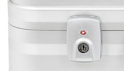 Nahaufnahme eines silbernen Aluminiumkoffers mit eingebautem TSA-zugelassenem Zahlenschloss, die den Schlossmechanismus und das Schlüsselloch zeigt - perfekt für individuelle Anpassungen und Sonderanfertigungen.