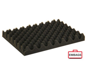 Eine rechteckige Platte aus schwarzem Eierkartonschaum mit einer strukturierten, gewellten Oberfläche - ideal für Alu-Boxen oder Aluminiumkoffer. Das EMBAGS-Logo, das einem rot umrandeten Koffer mit dem Wort EMBAGS im Inneren ähnelt, ist in der unteren rechten Ecke sichtbar.