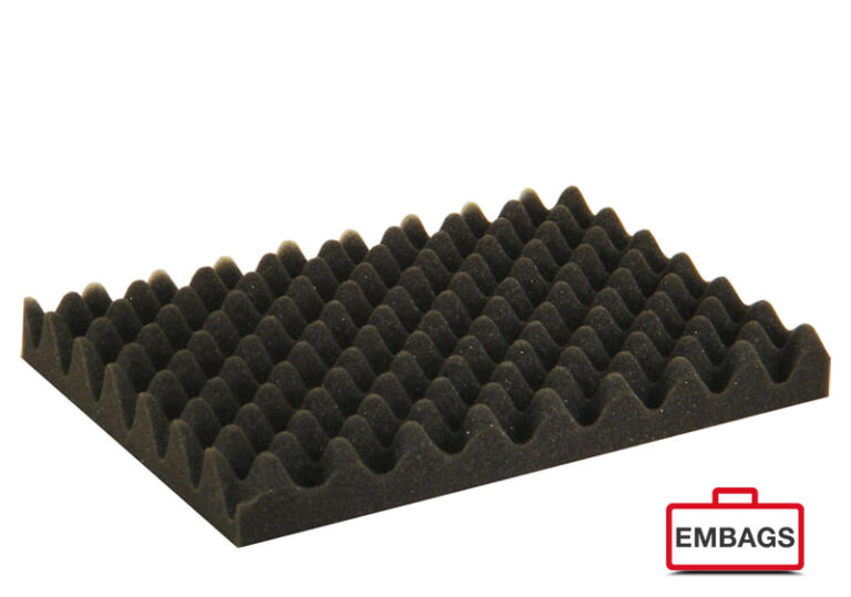 Eine rechteckige Platte aus schwarzem Eierkartonschaum mit einer strukturierten, gewellten Oberfläche - ideal für Alu-Boxen oder Aluminiumkoffer. Das EMBAGS-Logo, das einem rot umrandeten Koffer mit dem Wort EMBAGS im Inneren ähnelt, ist in der unteren rechten Ecke sichtbar.