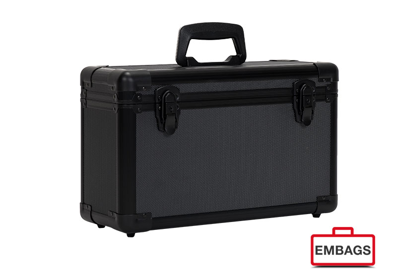 Ein schwarz-grauer, rechteckiger Alu-Boxen Hartschalenkoffer mit einem Griff an der Oberseite und zwei Verschlüssen an der Vorderseite. In der unteren rechten Ecke ist das EMBAGS-Logo abgebildet - ideal für B2B-Anwendungen oder Sonderanfertigungen.