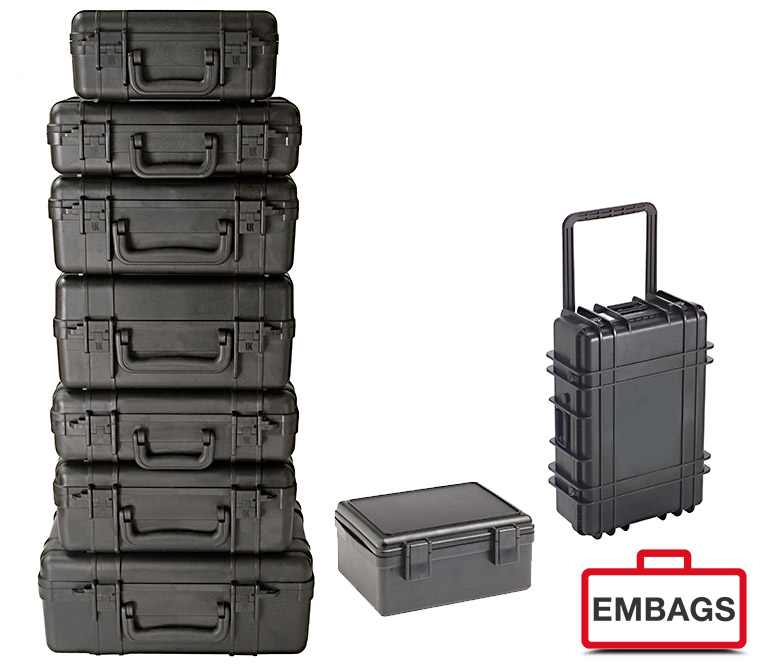 Tectra Hartschalenkoffer Ein Stapel von sechs schwarzen Hartplastikkoffern, ein kleinerer Einzelkoffer und ein Standkoffer mit verlängertem Griff - ideal für Sonderanfertigungen und individuelle Anpassungen. Das EMBAGS-Logo mit roter Kofferkontur erscheint in der rechten unteren Ecke.