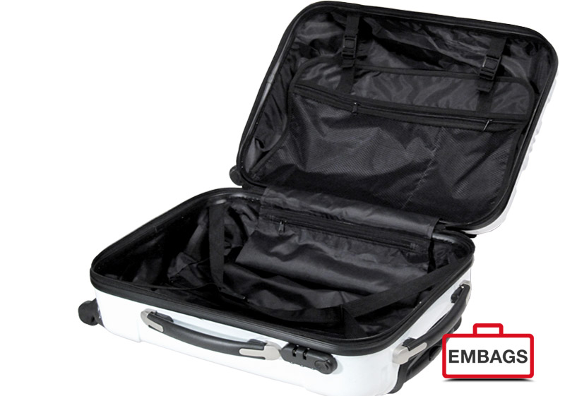 Ein offener, leerer, schwarz-weißer Koffer mit Netztaschen im Inneren liegt flach. Er ist für B2B-Bedürfnisse und individuelle Anpassungen konzipiert und trägt in der rechten unteren Ecke ein rot-weißes EMBAGS-Logo in Form eines Koffers.